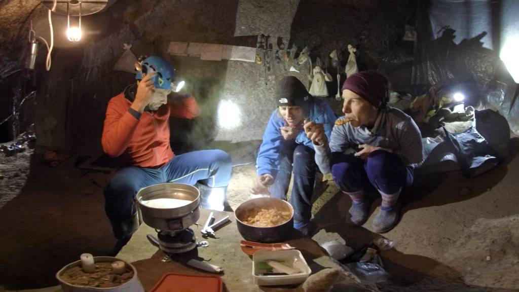 Der 360-Grad-Dokfilm «Caves» über eine Nidwaldner Höhlenforscherin feiert in Venedig Weltpremiere.