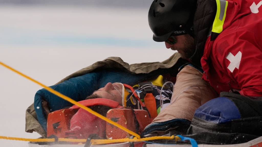 Der Rettungsarzt kümmert sich um Rok Aznoh