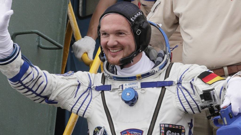 Ein letztes Winken vor dem Abflug: der deutsche Astronaut Alexander Gerst ist von Baikonur in Kasachstan zu seinem zweiten Raumflug gestartet.