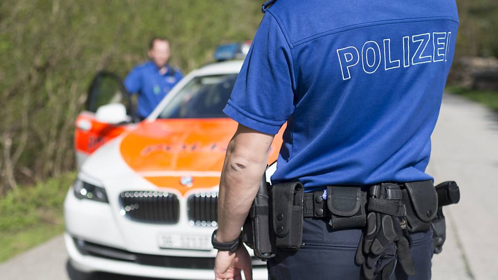 Die Kantonspolizei St. Gallen fahndet nach zwei Frauen, die in Heerbrugg einer Bankkundin auf offener Strasse das Portemonnaie raubten. (Symbolbild)