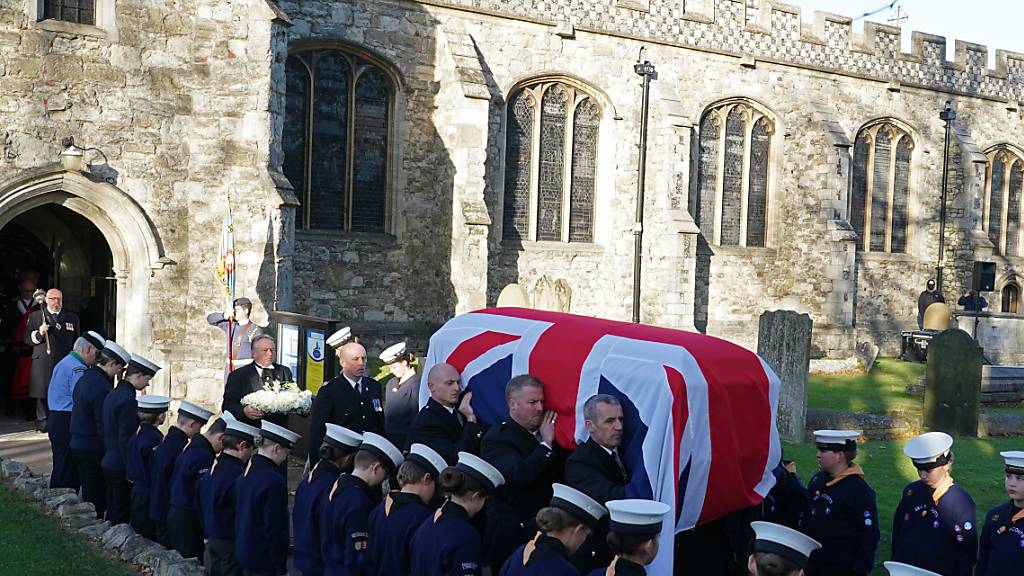 Sargträger tragen den Sarg des bei einer Bürgersprechstunde getöteten Tory-Abgeordneten David Amess nach einer Trauerveranstaltung aus der St. Mary's Church. Foto: Gareth Fuller/PA Wire/dpa