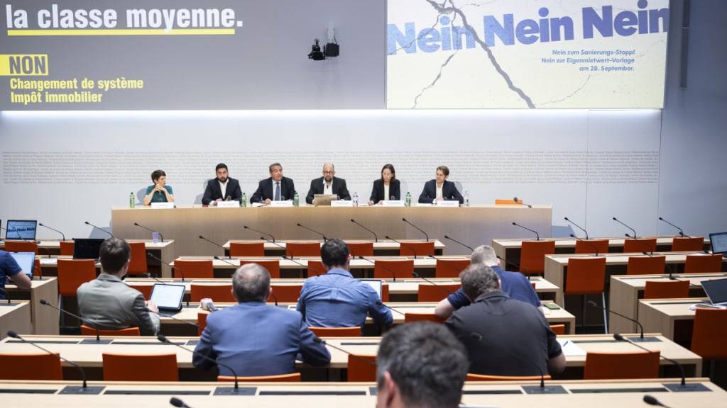 Vertreterinnen und Vertreter einer Gewerbeallianz sowie von SP und Grünen erläutern in Bern vor den Medien, weshalb sie die Besteuerung des Eigenmietwerts beibehalten wollen. Sie warnen vor weniger Aufträgen für das Baugewerbe und vor Steuererhöhungen.