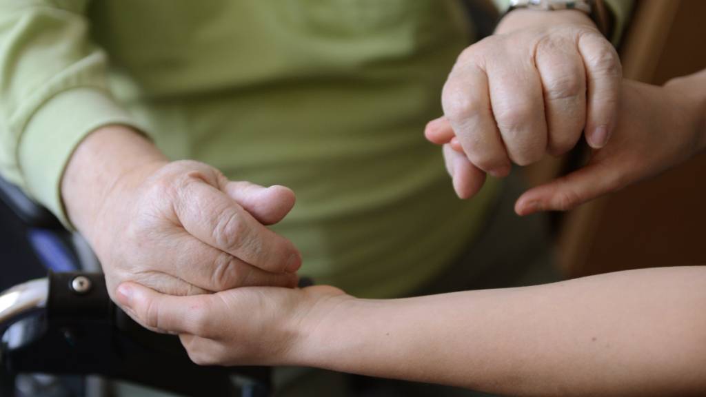 Pflegende Angehörige erhalten in Graubünden künftig Geld