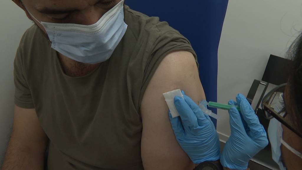 Andrang: Bald gibt es keine Gratis-Tests mehr und die Leute strömen zum Impfen