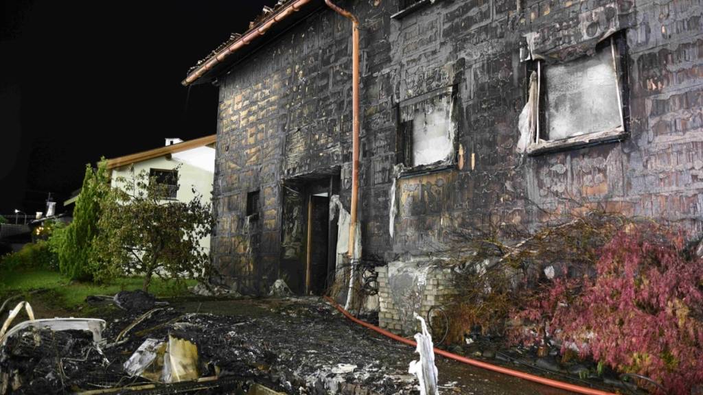 Das Feuer zerstörte den Wohnwagen, und das Haus wurde in Mitleidenschaft gezogen.