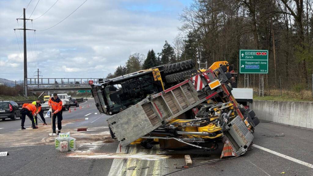 Umgekippter Anhänger sorgt auf der A1 bei Brüttisellen für Stau