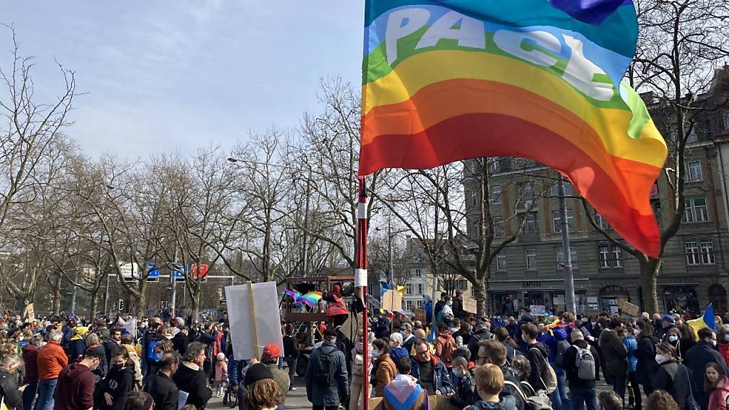 Hunderte Menschen haben am Samstagnachmittag in Bern gegen den russischen Einmarsch in die Ukraine demonstriert.