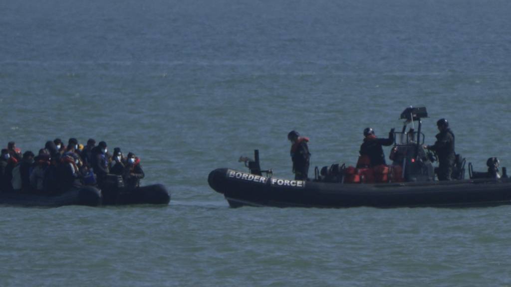 ARCHIV - Ein Patrouillenboot der britischen Border Force fängt im Ärmelkanal ein Boot mit mutmaßlichen Migranten ab. Foto: Alastair Grant/AP/dpa/Archivbild
