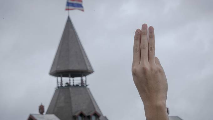 Drei Finger für die Demokratie: Grossdemo in Thailand fordert Reformen