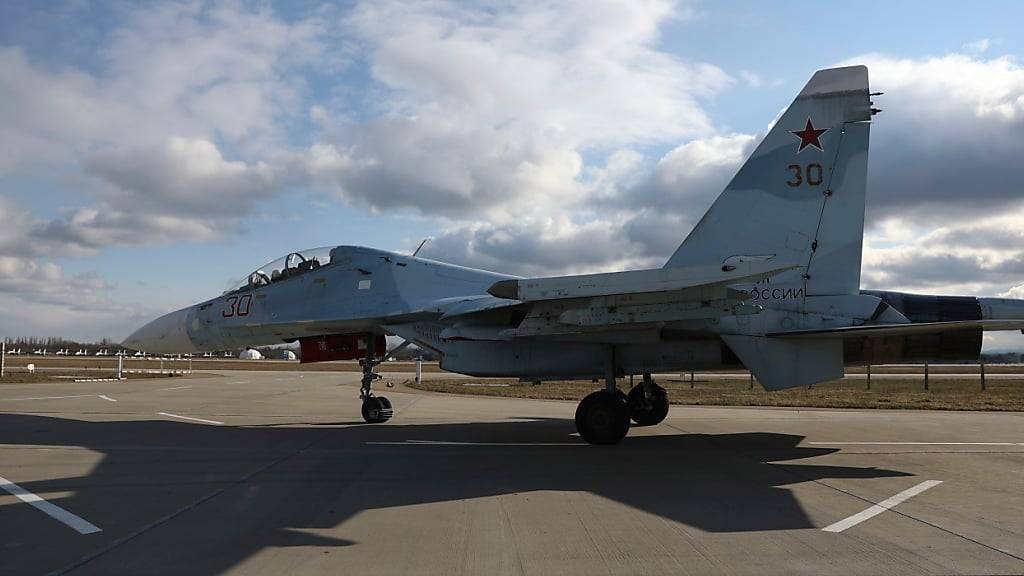 ARCHIV - Ein russisches Suchoi Su-30 Kampfflugzeug rollt vor dem Start zu einer Militärübung über den Flugplatz in der südrussischen Region Krasnodar. Foto: Vitaliy Timkiv/AP/dpa