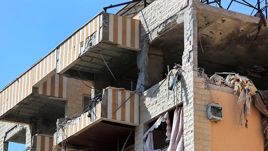 Blick auf Schäden an einem durch israelische Luftangriffe zerstörten Wohnhaus im Südlibanon. Foto: Mohammad Zaatari/AP/dpa