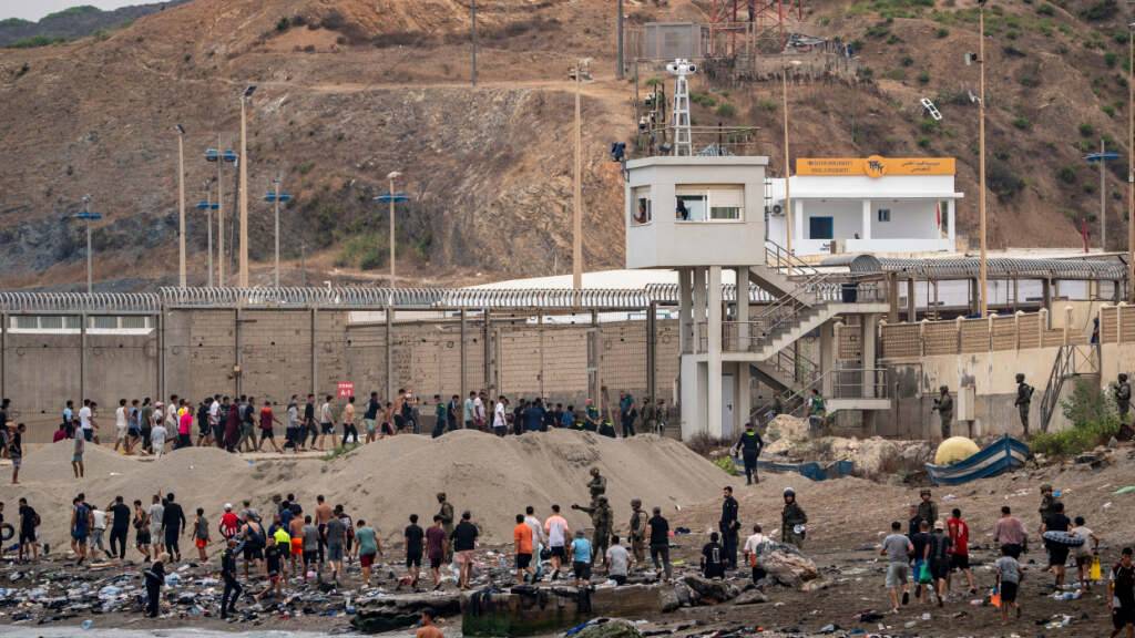 Migranten kehren aus der spanischen Enklave Ceuta nach Marokko zurück. Foto: Antonio Sempere/AP/dpa