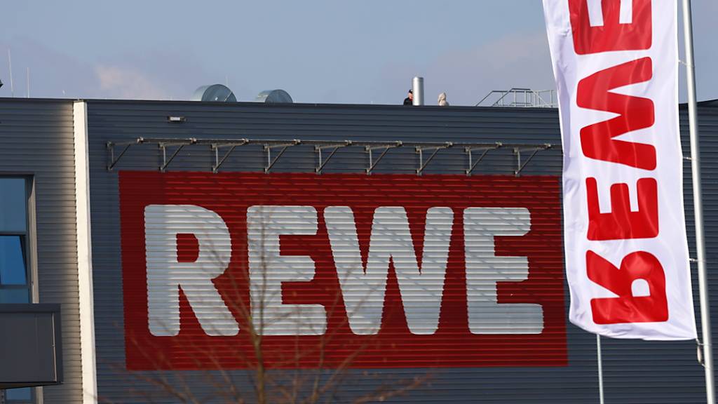 Trotz Konsumflaute: Der deutsche Handelsriese Rewe steigert 2023 den Gewinn. (Archivbild)