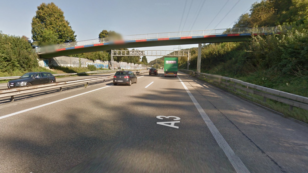 Diese Brücke auf der A3 ist schon eine Weile rot-blau. (Bild: Screenshot Google Maps)