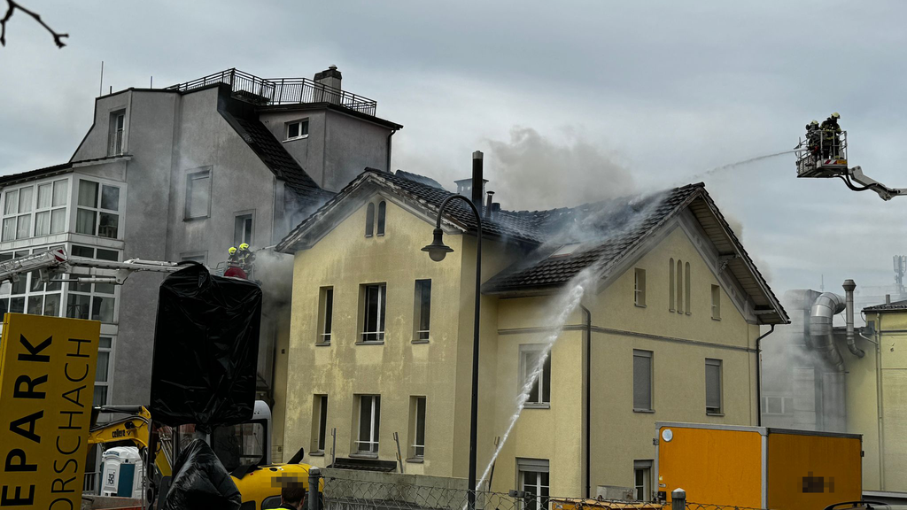 Dachstockbrand gelöscht – mehrere hunderttausend Franken Schaden