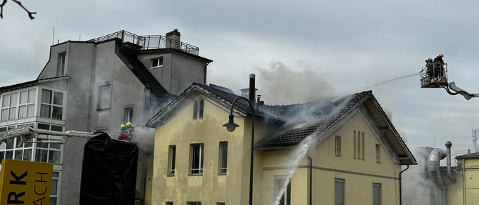 Dachstockbrand in Rorschach – Flammen auf nebenstehendes Haus übergegriffen