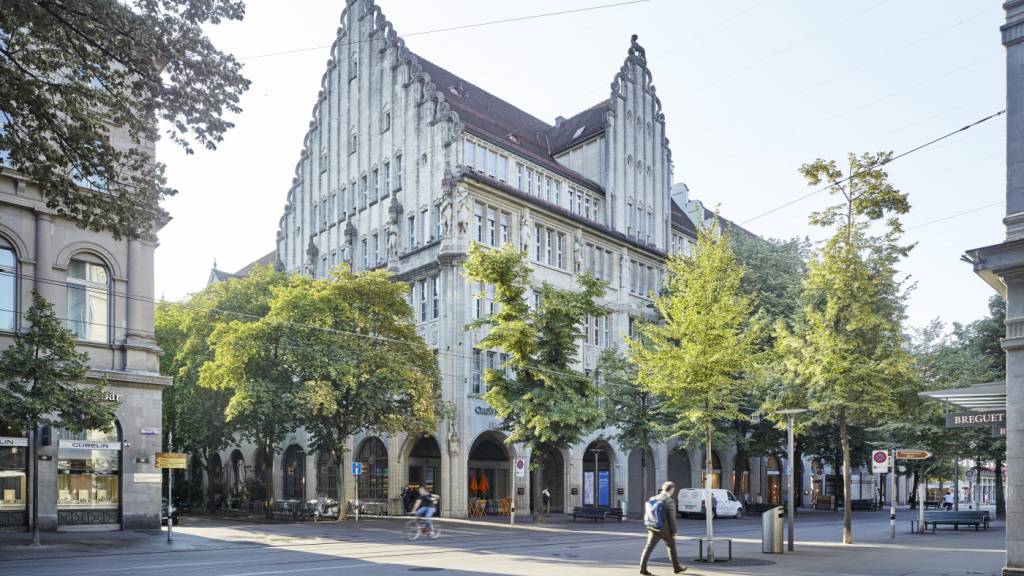 Die Schweizer Privatbanken haben 2025 so hohe Vermögen verwaltet wie noch nie. Die 68 untersuchten Privatbanken verwalteten Ende 2025 Vermögen von rund 3,5 Billionen Franken. (Bankgebäude an der Zürcher Bahnhofstrasse. (Archivbild)