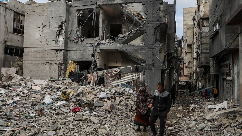 Palästinenser inspizieren ihr Haus, das nach einem israelischen Luftangriff auf das Flüchtlingslager Shaboura beschädigt wurde. Foto: Abed Rahim Khatib/dpa