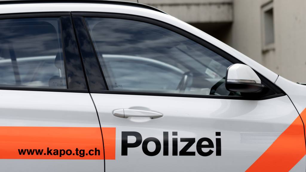 Nach einem Hinweis von Angehörigen fuhr eine Polizeipatrouille zu einer Bankfiliale in Kreuzlingen und traf dort das Ehepaar an, das Betrügern Geld übergeben wollte. (Archivbild)