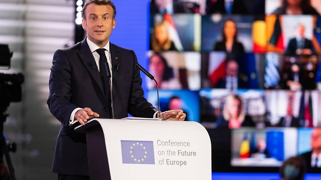 Emmanuel Macron (En Marche), Staatspräsident von Frankreich, spricht während der Eröffnungsveranstaltung der Konferenz zur Zukunft Europas im Gebäude des Europäischen Parlaments. Foto: Philipp von Ditfurth/dpa