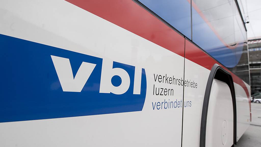 Wegen einer starken Bremsung eines VBL-Busses sind drei Passagiere gestürzt. (Symbolbild)