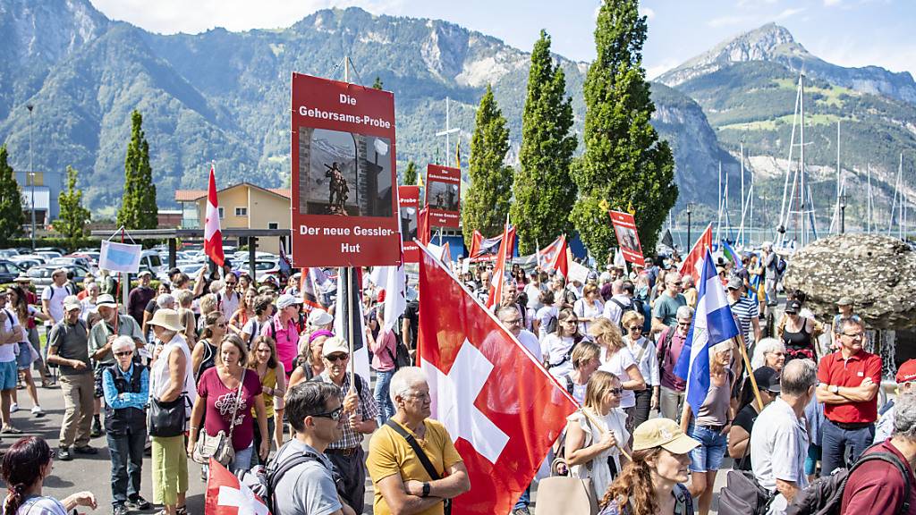 Am Samstag und Sonntag gibt es in Konstanz und Kreuzlingen am Bodensee Demonstrationen unter anderem gegen Corona-Massnahmen, etliche Bürgerinitiativen haben zu Gegenkundgebungen aufgerufen. (Symbolbild von Flüelen UR vom 5. September 2020)