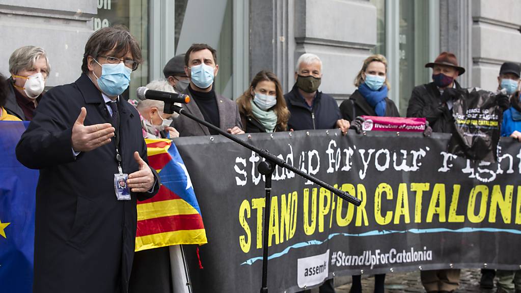 Carles Puigdemont, Mitglied des Europäischen Parlaments, spricht während einer Demonstration vor dem Europäischen Parlament. Das Europaparlament hat die Aufhebung der Immunität der katalanischen Abgeordneten Puigdemont, Comin und Ponsati beschlossen. Foto: Hatim Kaghat/BELGA/dpa