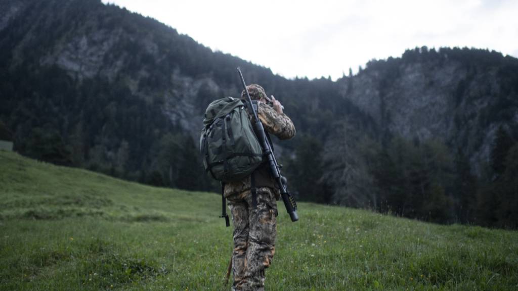Ein Jäger auf der Pirsch im Kanton Graubünden. (Archivbild)
