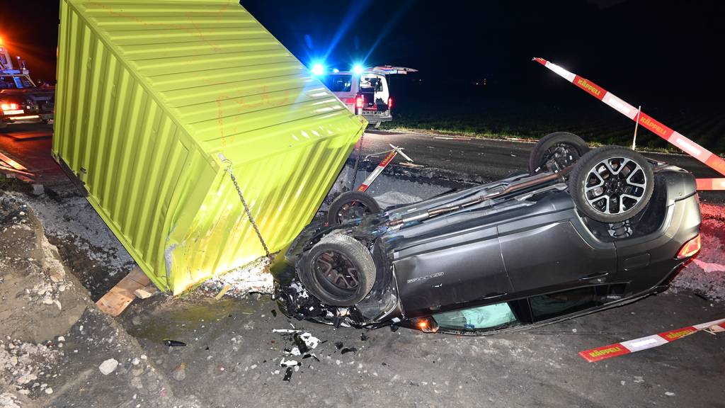 Container gerammt: Autofahrer stürzt in Baugrube und landet auf Dach
