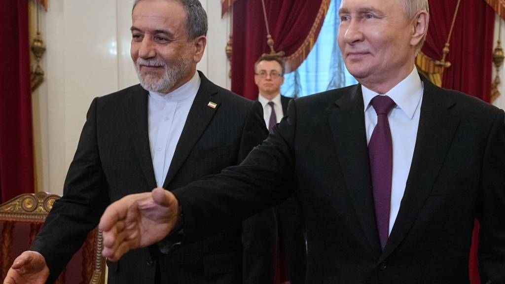 dpatopbilder - Der russische Präsident Wladimir Putin, rechts, und der iranische Außenminister Abbas Araghtschi gehen zu Fuß zu den Gesprächen in der Präsidentenbibliothek in St. Petersburg. Foto: Dmitri Lovetsky/Pool AP/AP/dpa