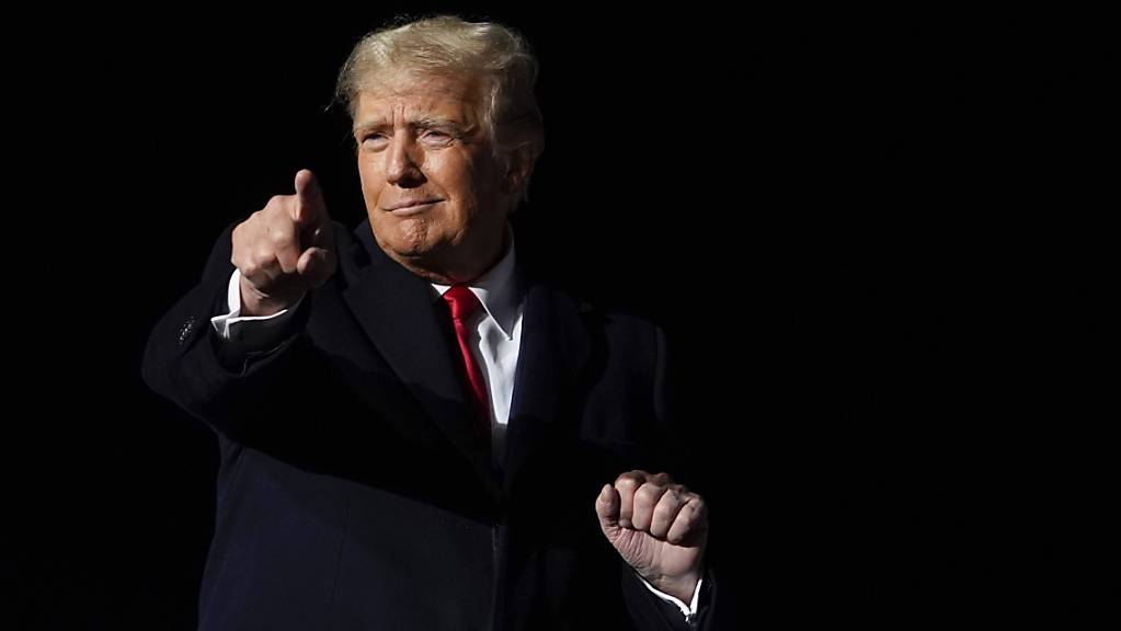 Donald Trump, ehemaliger Präsident der USA, tanzt nach seiner Rede bei einer Wahlkampfveranstaltung in Vandalia in Ohio. Foto: Michael Conroy/AP/dpa