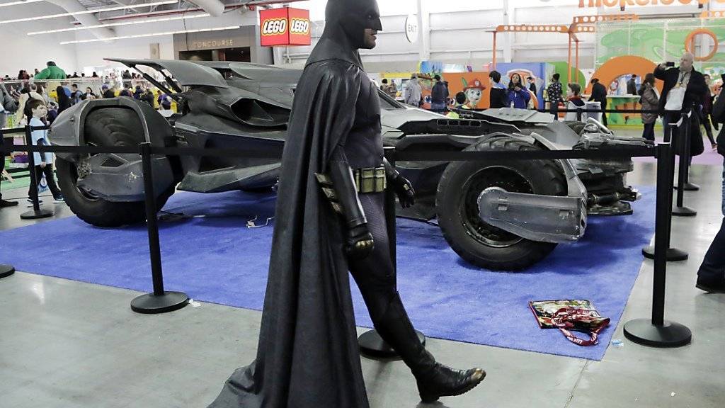 Batmans Fortbewegungsmittel, hier auf einer Spielwarenmesse, darf nicht ohne Erlaubnis des Comicverlags DC Comics nachgebaut werden. (Archivbild)