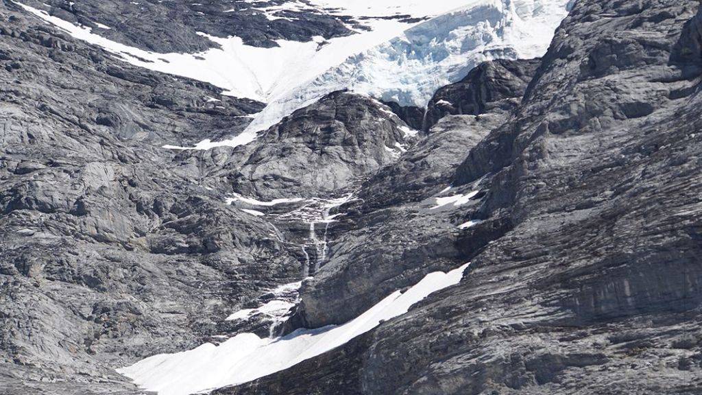 Um 20'000 Kubikmeter Eis erleichtert: Der Hängegletscher an der Eiger-Westflanke nach dem Eisabbruch.
