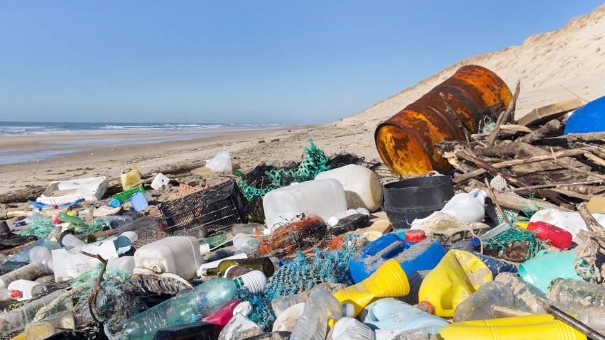Plastikabfall sammelt sich nicht nur am Strand viel zu viel.