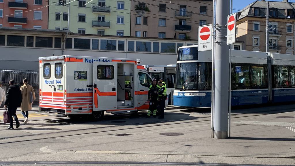 Tramunfall beim Bahnhof Oerlikon Ost – Sanität im Einsatz