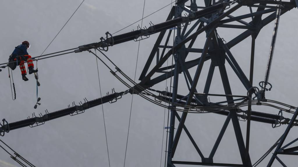 Das soll die Norm sein bei Hochspannungsleitungen: Freileitung der nationalen Netzgesellschaft Swissgrid auf dem Gotthardpass im Sommer dieses Jahres. (Archivbild)