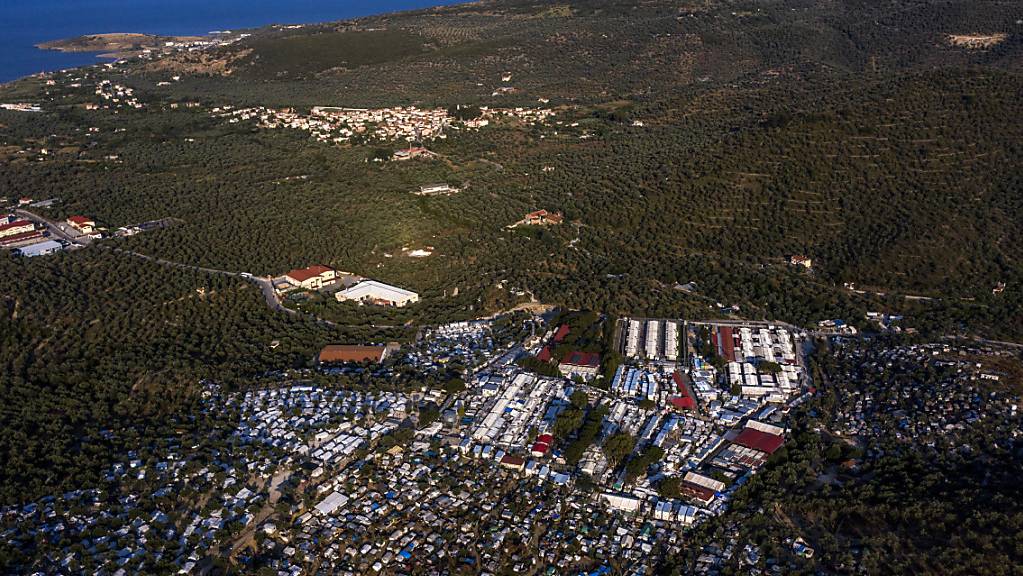 Blick auf das Flüchtlingslager Moria und angrenzende Behelfslager.