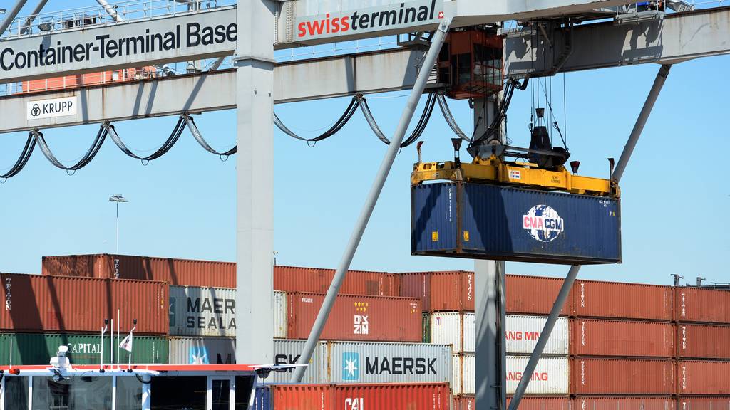 Einige der importierten Gütern – zum Beispiel am Hafen Basel – sind im Januar 2020 leicht teurer geworden.