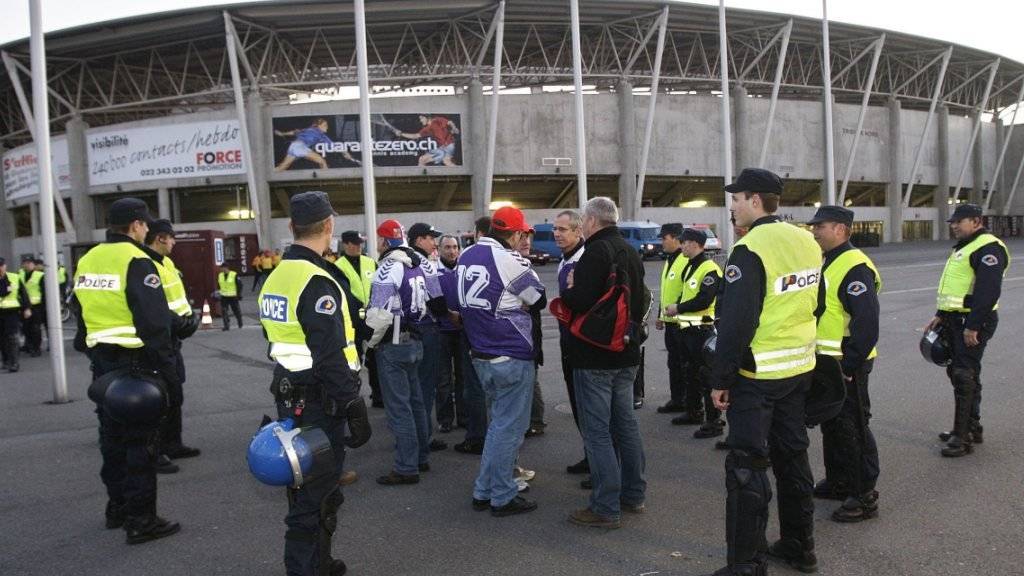Nach einer Schlägerei zwischen Anhängern des FC Servette Genf und Neuchâtel Xamax hat die Genfer Polizei 33 Personen verhaftet. (Symbolbild)