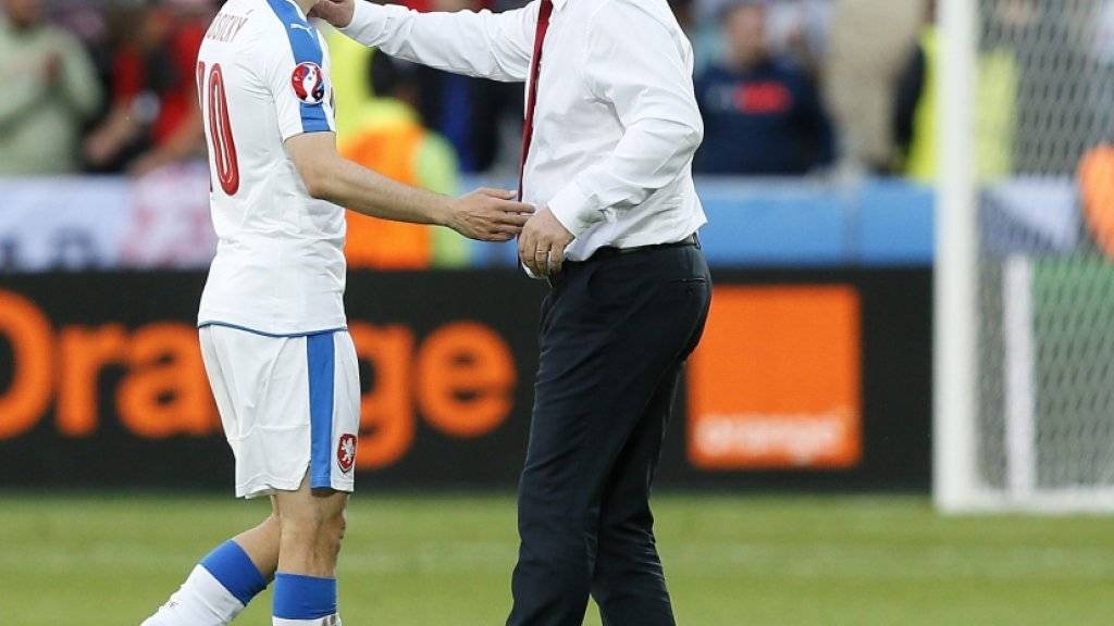 Tomas Rosicky nach dem Kroatien-Spiel im Gespräch mit Trainer Pavel Vrba. Weil Tschechien das Wechselkontingent schon ausgeschöpft hatte, musste Rosicky die Partie verletzt beenden
