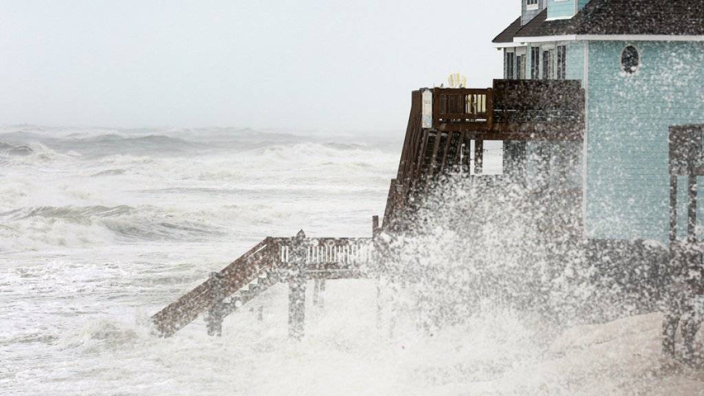 Ein überschwemmter Küstenstreifen auf der Insel Hatteras in North Carolina (Archiv).