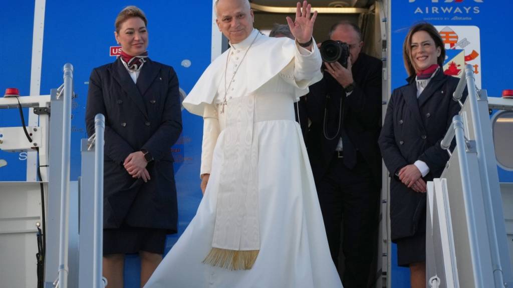 Papst Leo XIV. winkt, als er am Flughafen Fiumicino in ein Flugzeug steigt, das ihn zu einer sechstägigen Reise in die Türkei und den Libanon bringen soll. Foto: Alessandra Tarantino/AP/dpa