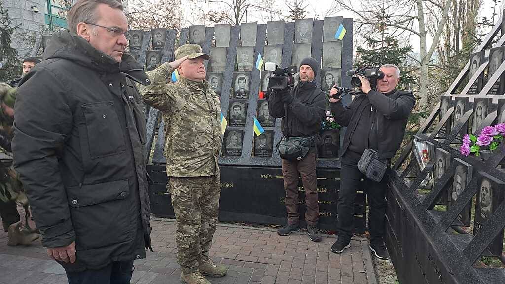 dpatopbilder - Boris Pistorius (SPD), Bundesminister der Verteidigung, legt am Denkmal für die auf dem Maidan getöteten Demonstranten einen Strauß roter Rosen nieder. Vor dem Hintergrund zunehmender russischer Luftangriffe auf Städte und Energieinfrastruktur in der Ukraine ist Pistorius zu einem unangekündigtem Besuch nach Kiew gereist. Foto: Andreas Stein/dpa