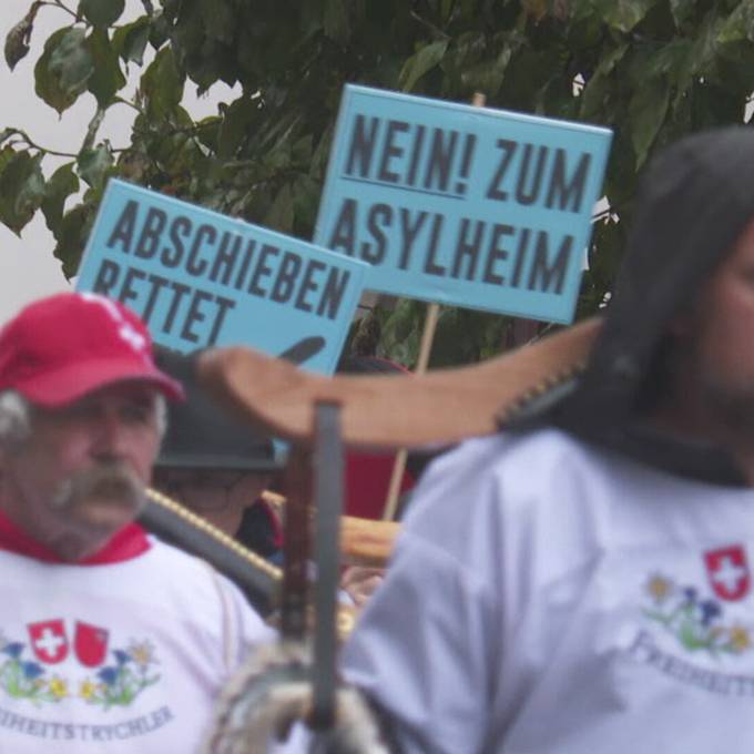 Hunderte protestieren gegen Bundesasylzentrum Buosingen