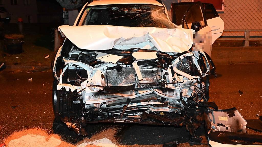 Das Auto war nach der Frontalkollision mit dem LKW-Anhänger in Gossau SG total beschädigt.