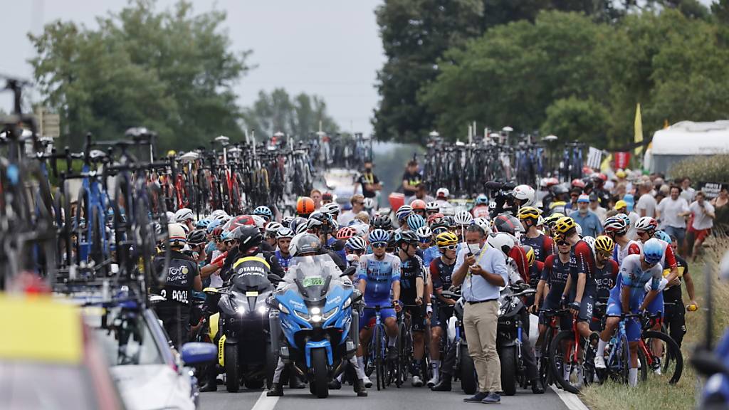Das Fahrerfeld muss wegen eines Protests das Rennen unterbrechen - hier im Sommer 2022 an der Tour de France