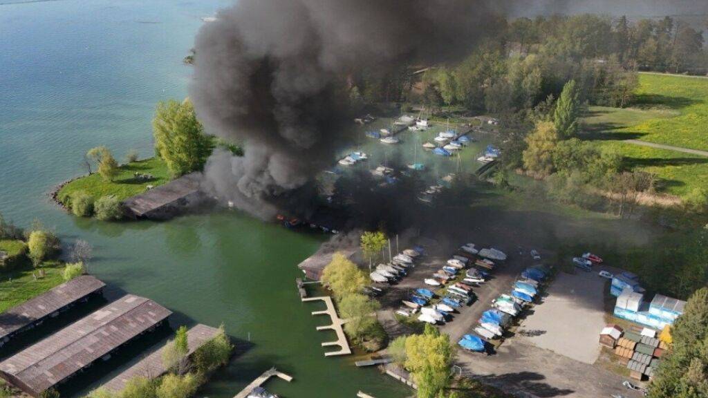 Viel Zerstörung nach dem Brand im Hafen von Lachen, Schwyz, aber keine Verletzten.