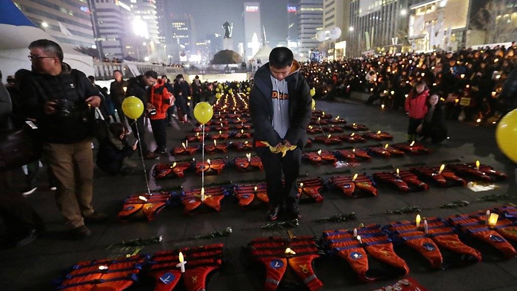 Die Schwimmwesten sollen an die Opfer des Fährunglücks von 2014 erinnern. Die Demonstranten werfen Südkoreas Präsidentin vor, nach dem Unglück stundenlang nicht erreichbar gewesen zu sein.