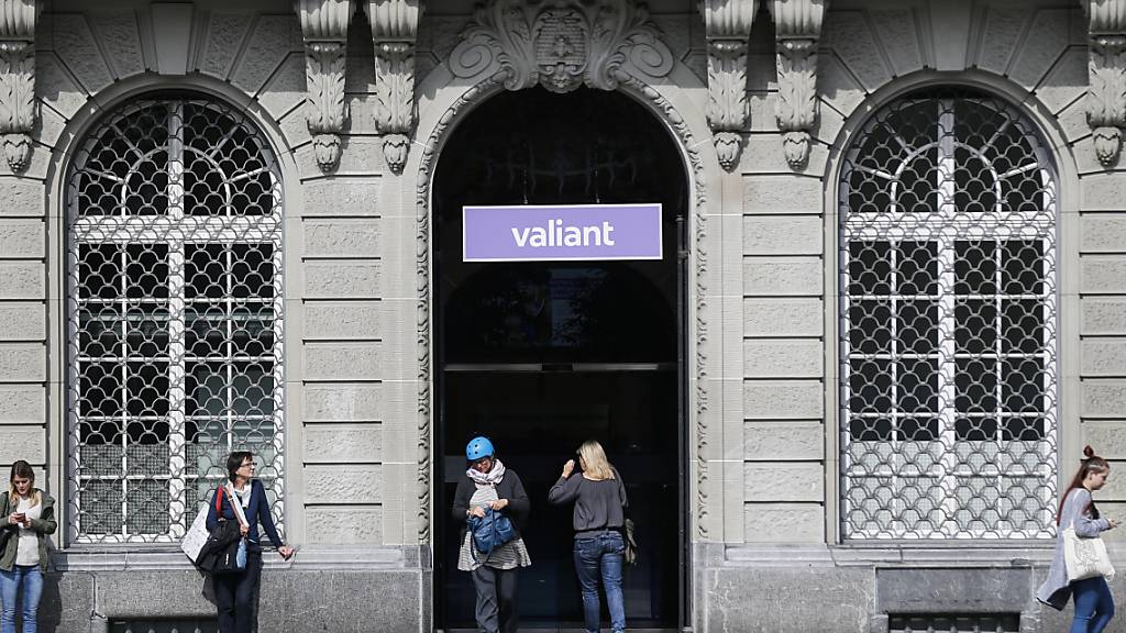 Der Eingang und das Logo der Valiant Bank bei der Filiale auf dem Bundesplatz. Im Zuge der Expansionsstrategie bis 2024 will das Geldhaus 14 neue Filialen eröffnen. (Archivbild)