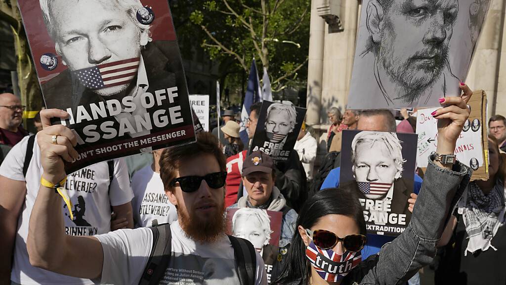 dpatopbilder - Unterstützer von Julian Assange demonstrieren vor dem Londoner High Court. Foto: Kin Cheung/AP/dpa